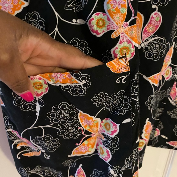 Black w/orange butterfly print scrub top. XL elastic waist front pockets. - Picture 2 of 7